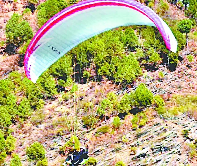 Clouds of crisis on paragliding