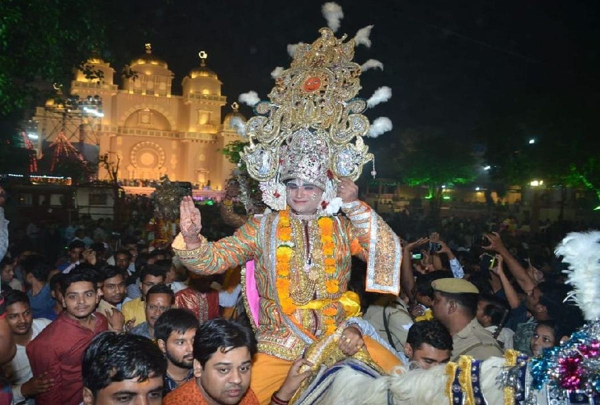 muslims making welcome gate for Ram Barat in janakpuri mahotsav 2019