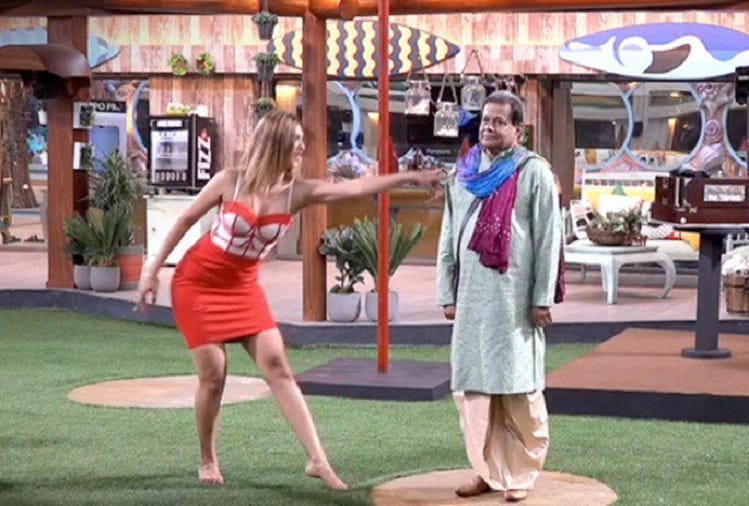 Bigg Boss 12 Jasleen Matharu asked Romil related to Anup Jalota property
