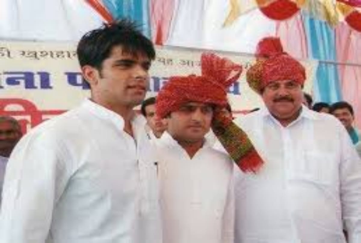 madhya pradesh jolted akhilesh yadav, SP candidate from Budhni returned the ticket within a day