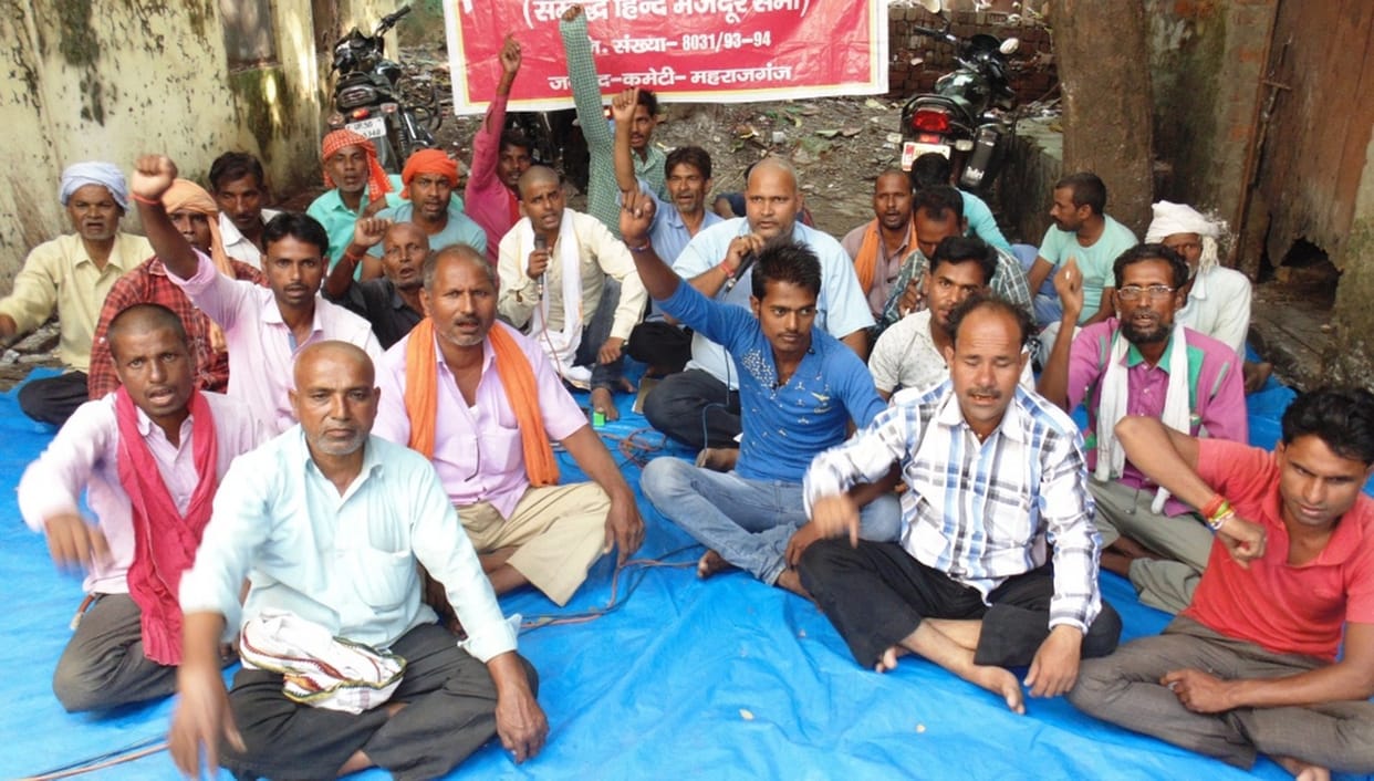 बिजली मजदूरों ने कार्य बहिष्कार कर दिया धरना