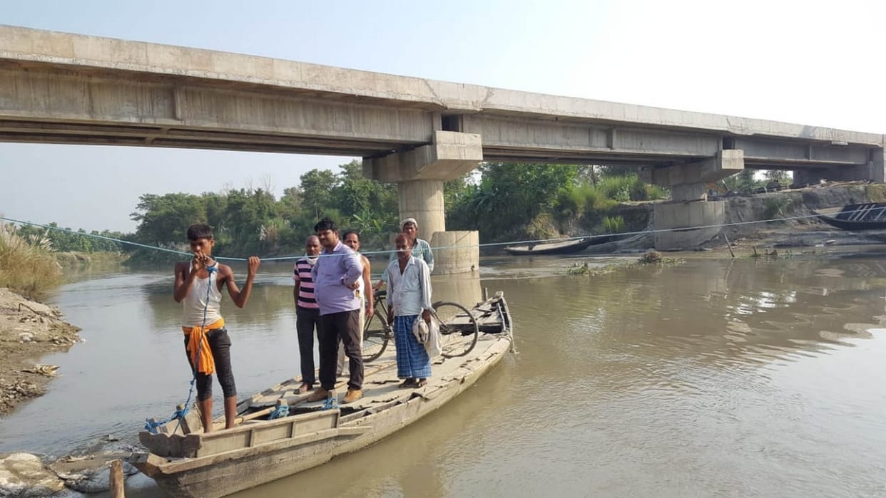 रामकोला क्षेत्र के छोटी गंडक नदी पर सुअरहा घाट पर बना था पुल