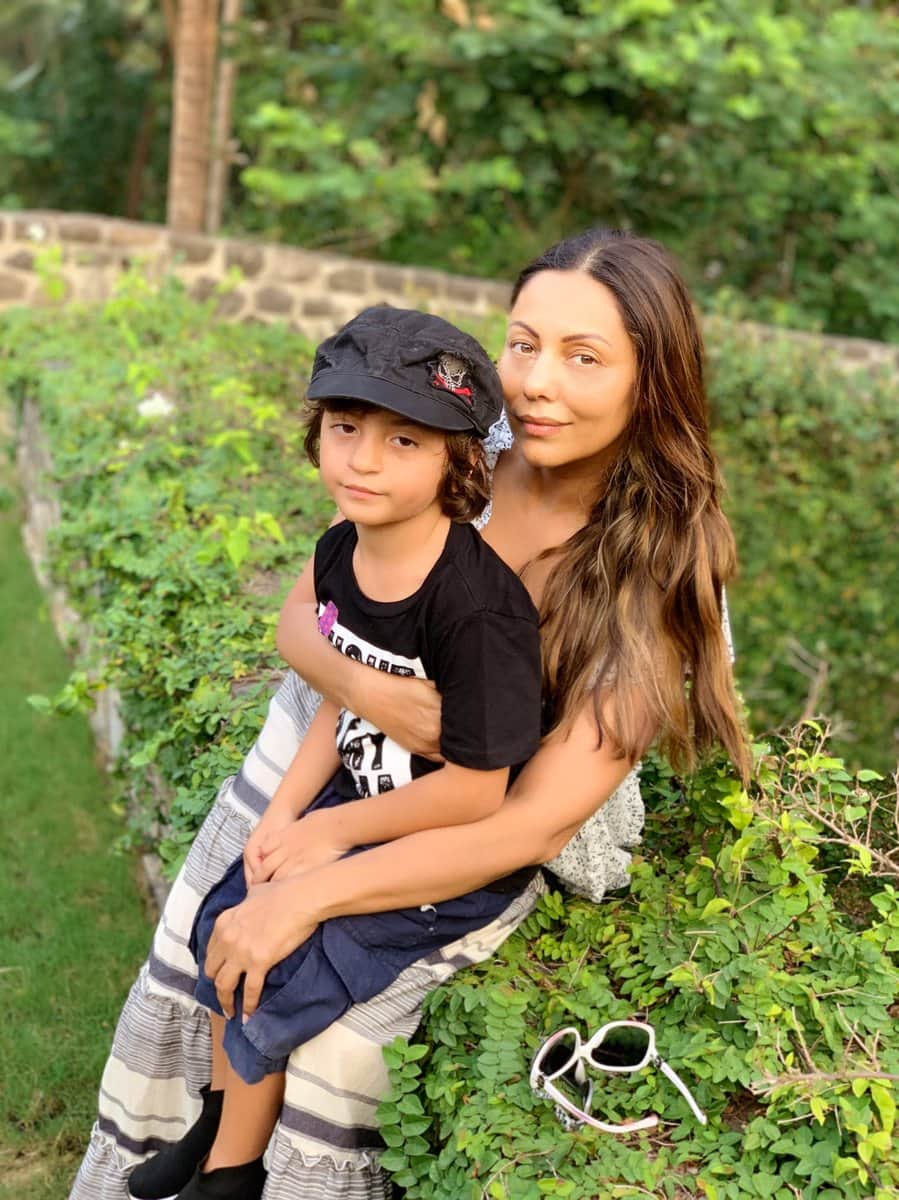 Gauri Khan celebrating her Birthday with Shah rukh Khan and Abram