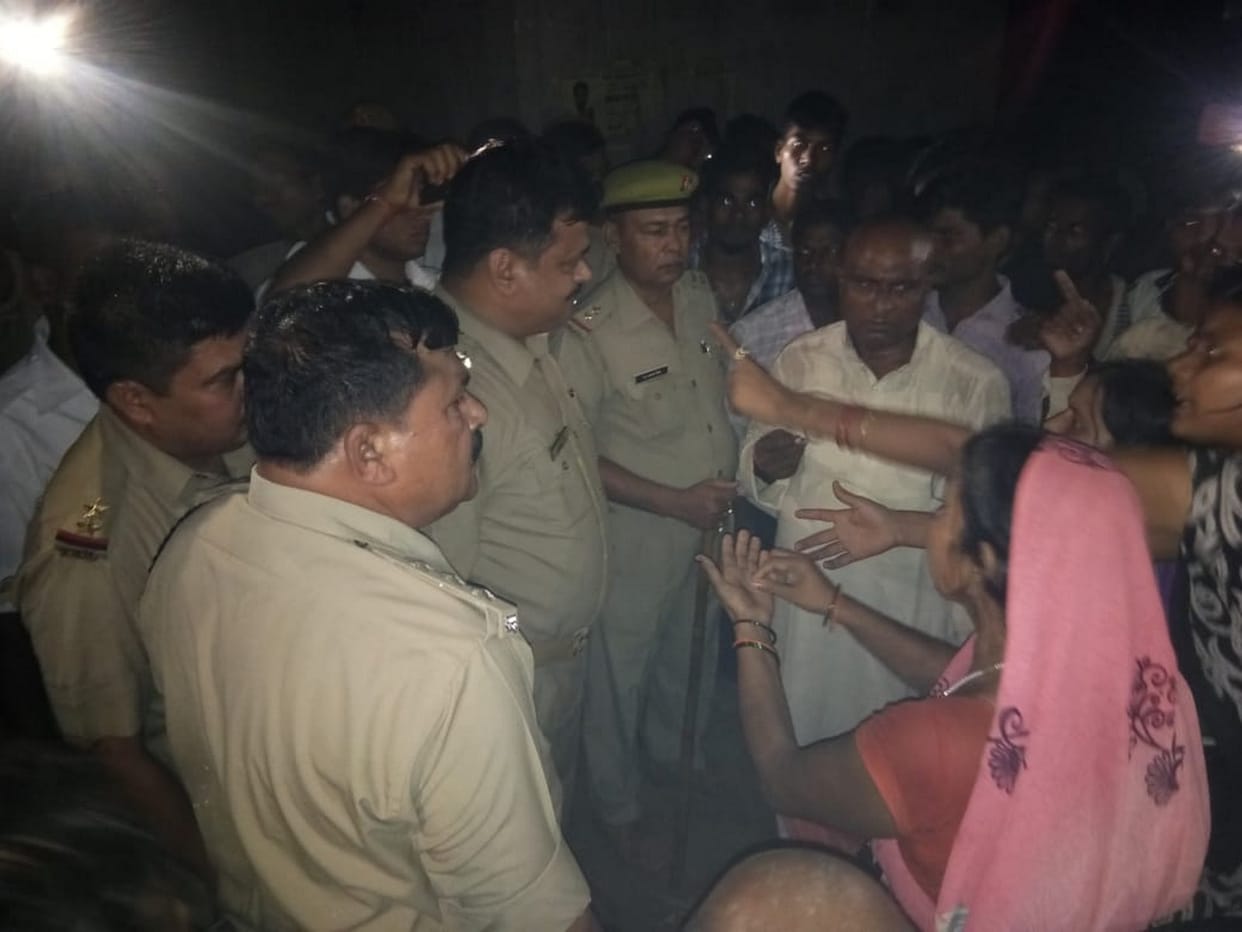 डायल 100 की टीम को लोगों ने बनाया बंधक