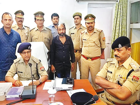 पुलिस गिरफ्त में हत्यारोपी की जानकारी देते एसपी।