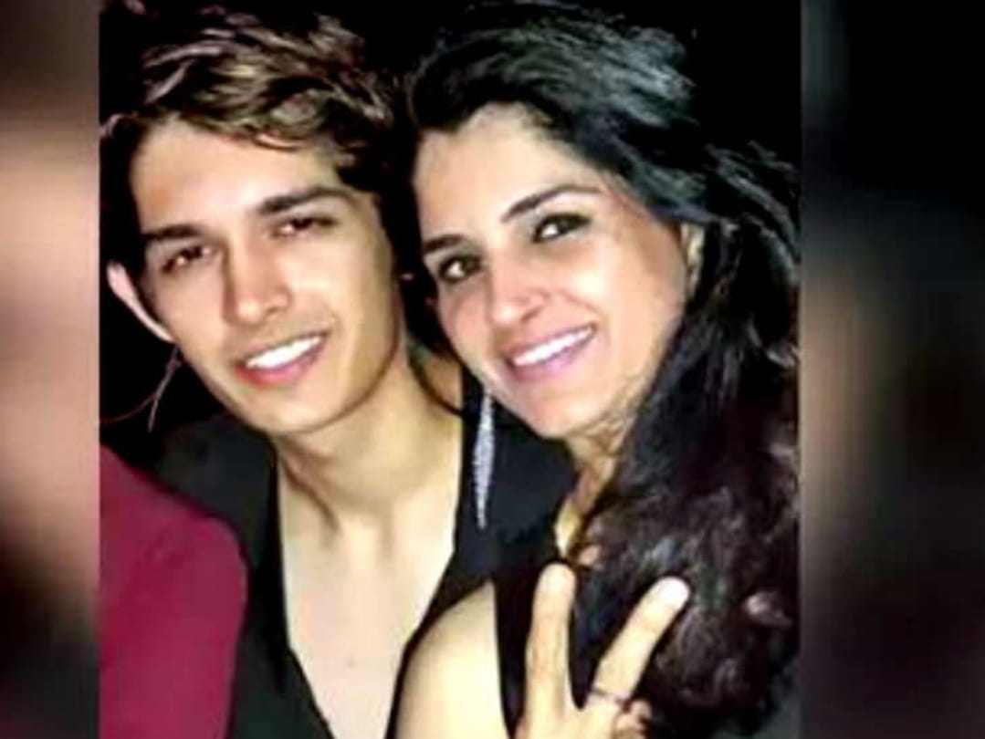 Mumbai Fashion designer husband is alive