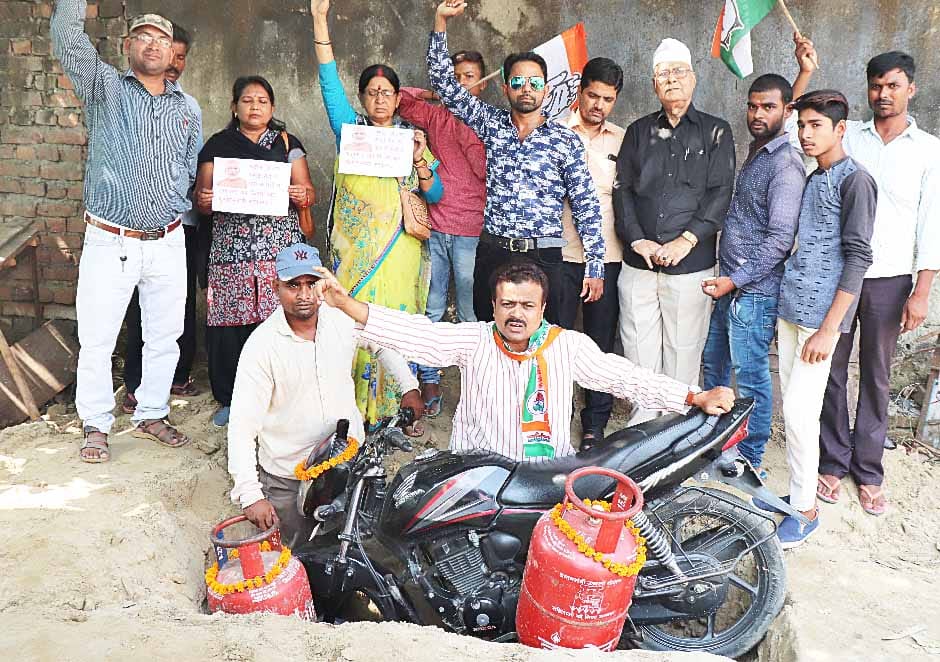 बाइक व सिलिंडर दफनाया, केंद्र सरकार के खिलाफ की नारेबाजी