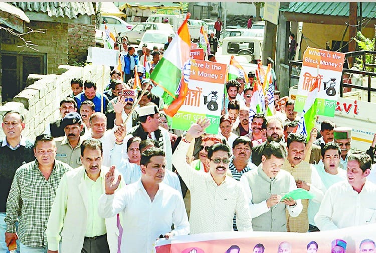 बस किराया बढ़ोतरी के खिलाफ बोला हल्ला