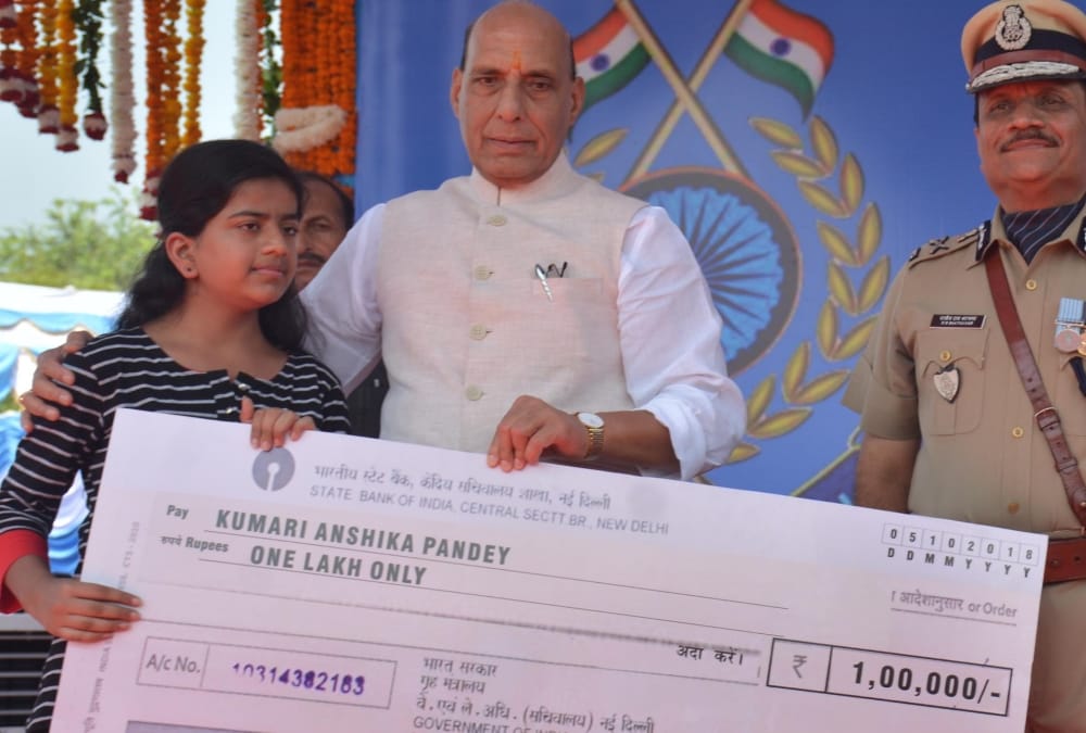 rajnath singh honours anshika singh in lucknow.