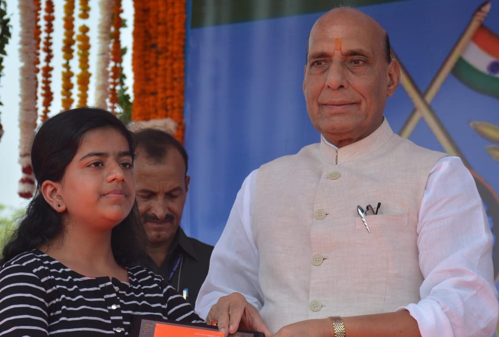 rajnath singh honours anshika singh in lucknow.