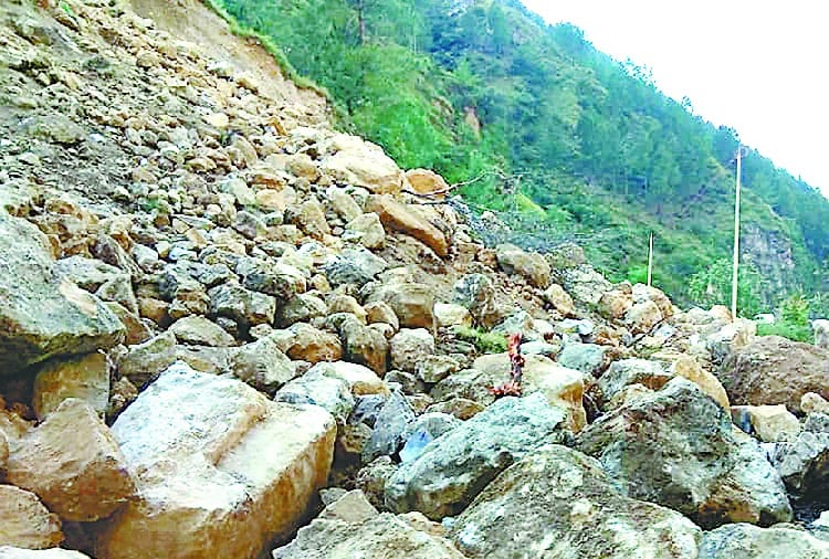 पहाड़ी दरकने से एनएच-305 पर गिरे पत्थर-मलबा