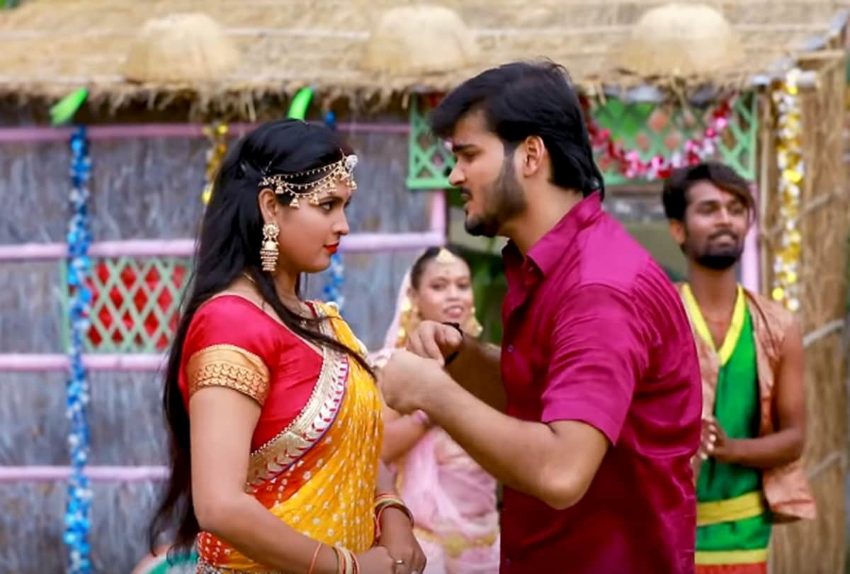 Bhojpuri Actor Arvind Akela Kallu and Chandani Singh new navratri song saloni ke mummy goes viral
