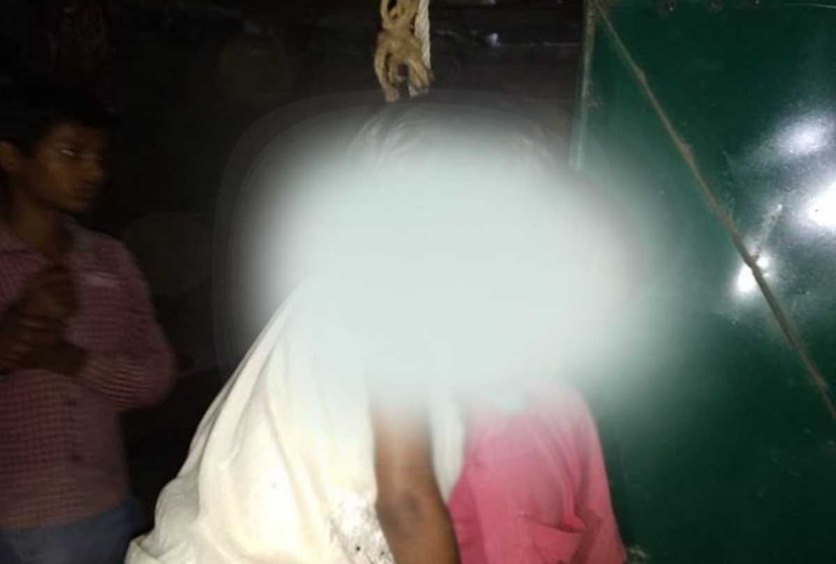 father committed suicide with her four years old daughter