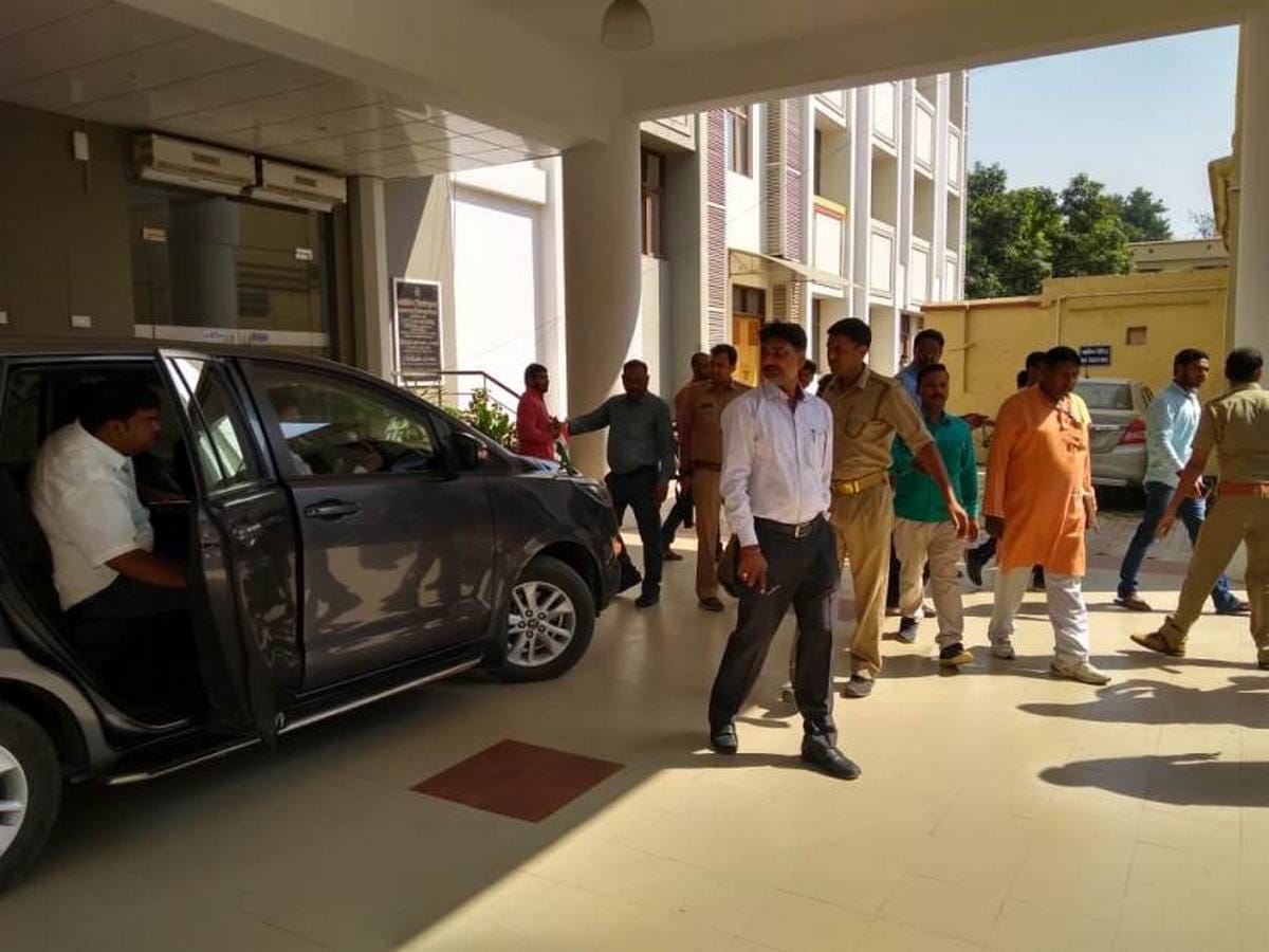 BHU students protest in front of anupriya patel for sc st act