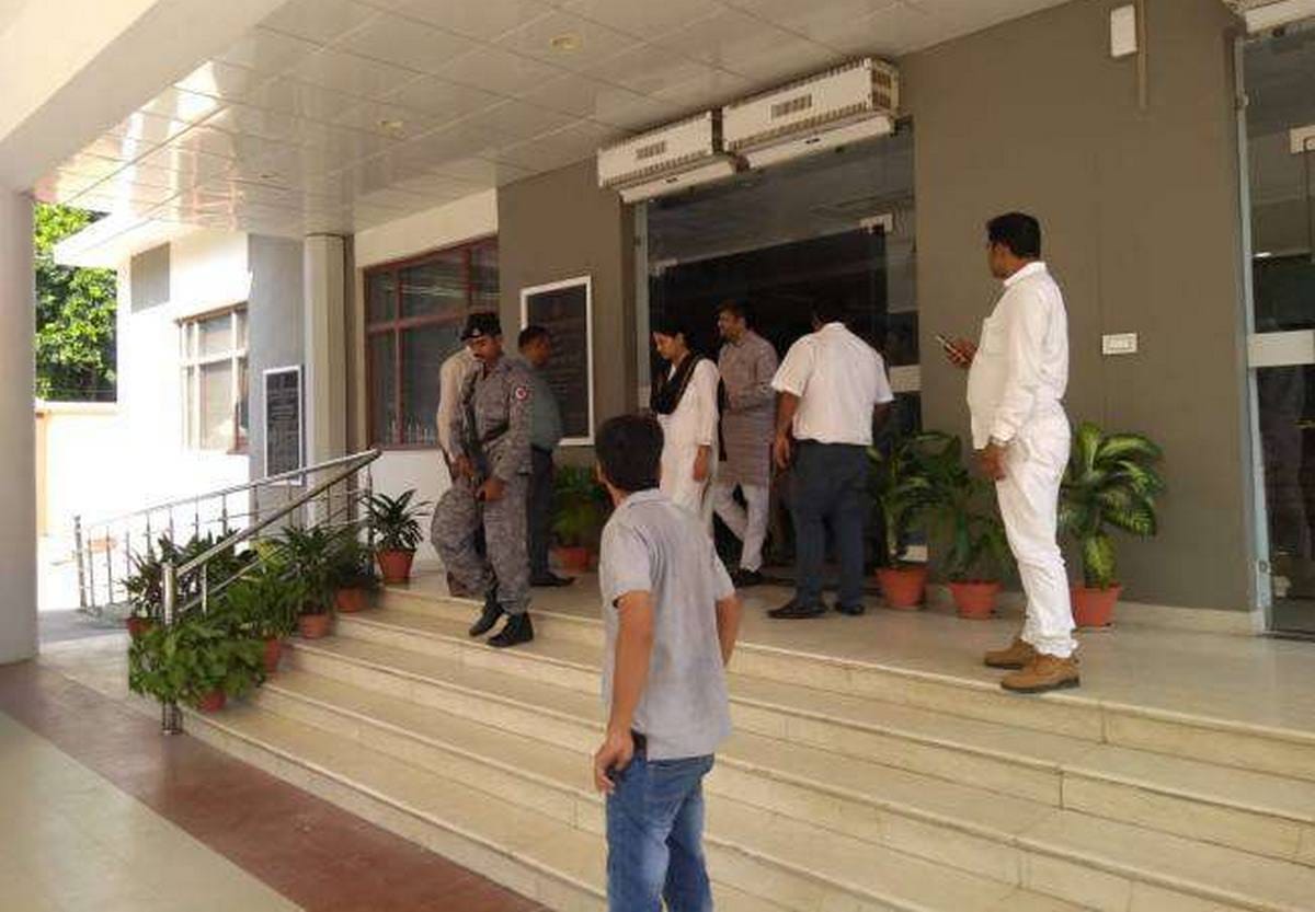 BHU students protest in front of anupriya patel for sc st act