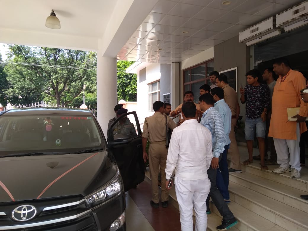 BHU students protest in front of anupriya patel for sc st act