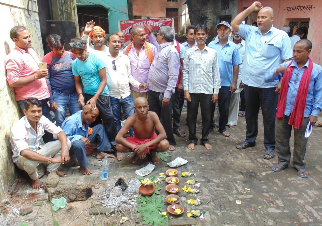 विद्युत मजदूरों ने किया पिंडदान