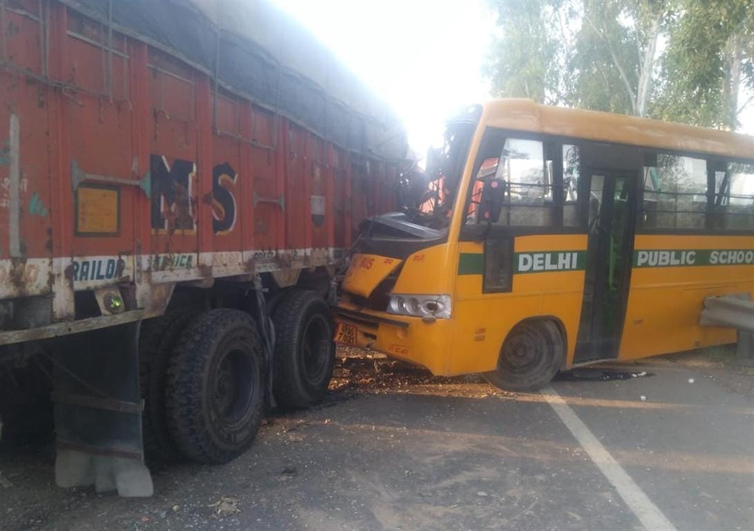 मैक्स की चपेट में आकर बाइक सवार दो लोगों की मौत