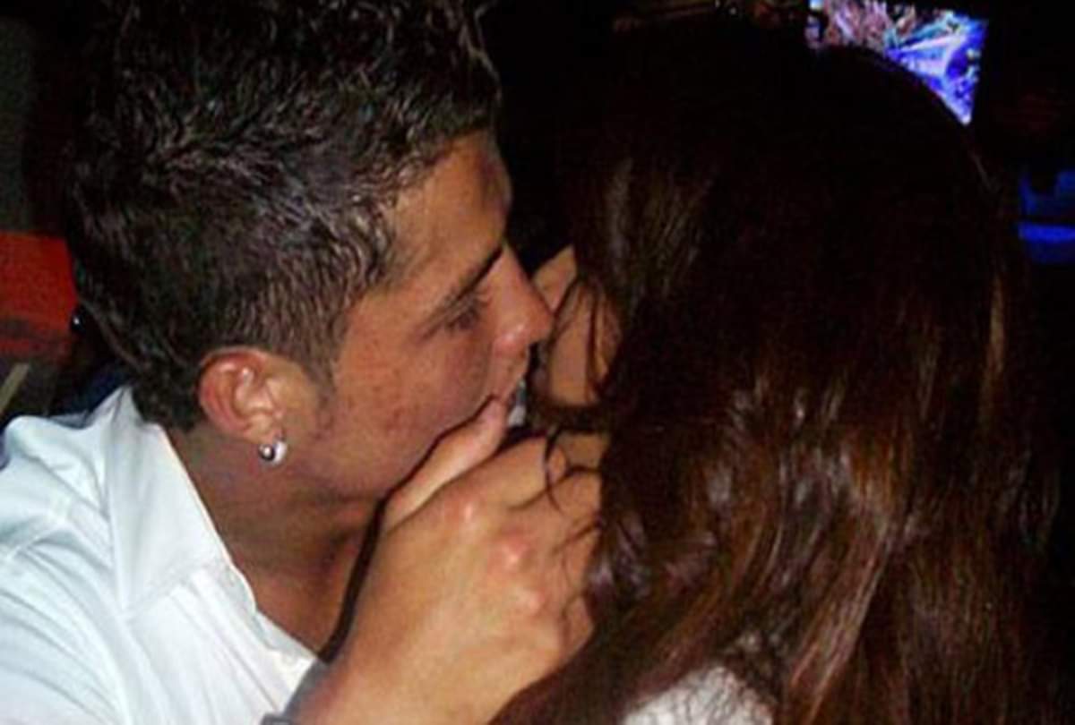 Bollywood Biggest Kissing Controversies Which makes headlines on kiss day