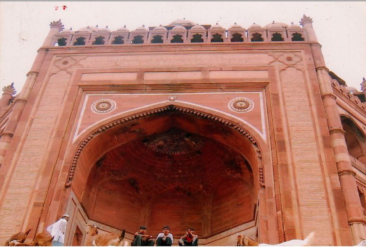 Attack on Japanese tourist of bee in Sheikh Salim Chisti's Dargah