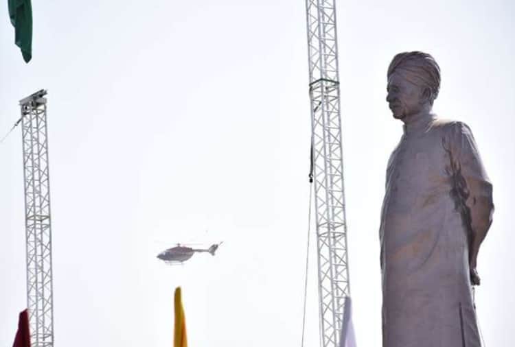 padmashri and padmabhushan award honred ramvi sutar created choturam Statue