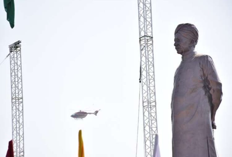 padmashri and padmabhushan award honred ramvi sutar created choturam Statue