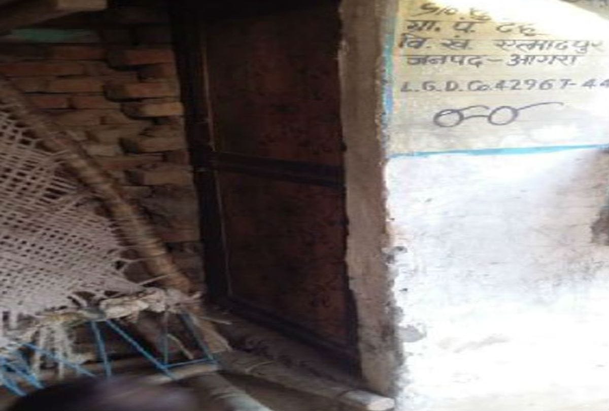 People go to the toilet field in the Odf villages of Agra