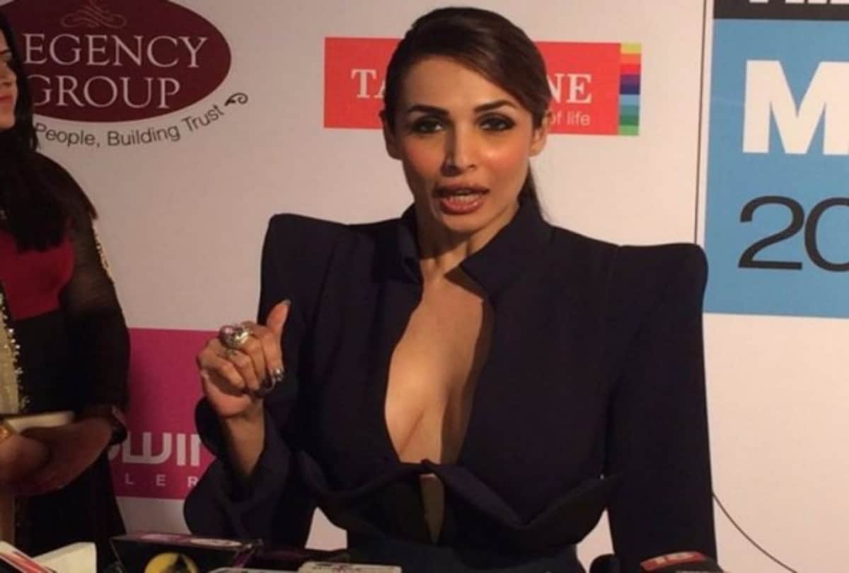 Malaika Arora looks Elegant in Red Saree