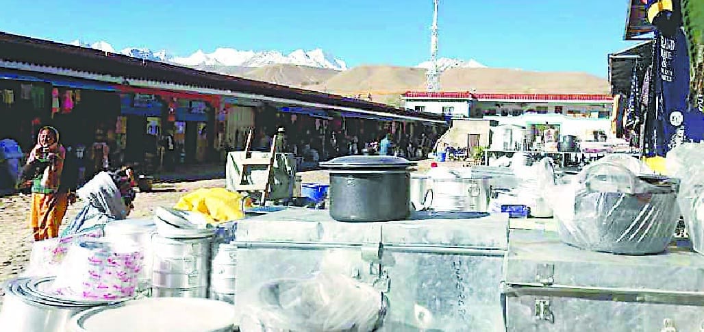 Tibetan goods are being taken by Safi, Safi
