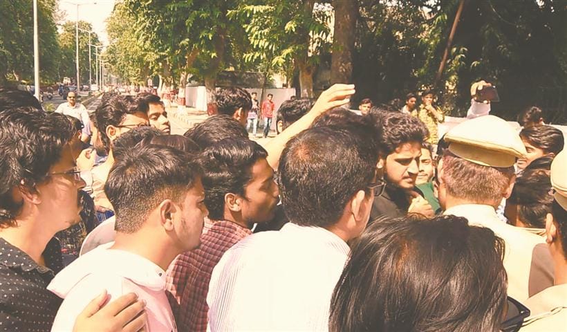 police enakauntar ke virodh mein amu mein march