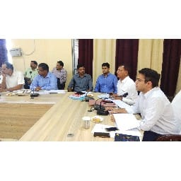 राजस्व वसूली में लापरवाह अधिकारी को डीएम ने फटकारा