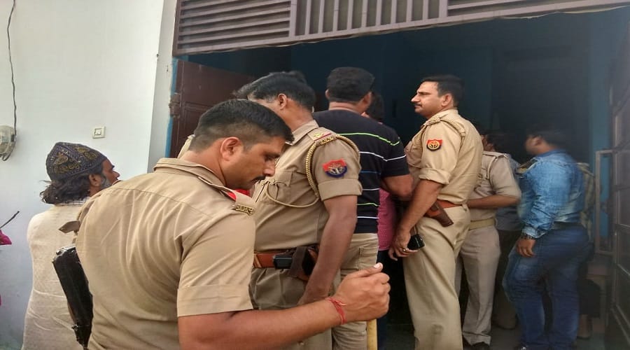 badmash make the woman hostage in meerut police force deployed