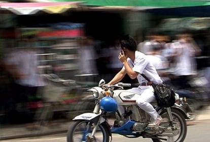 177 helmetless and not wearing seatbelts riders died per day in india in 2017