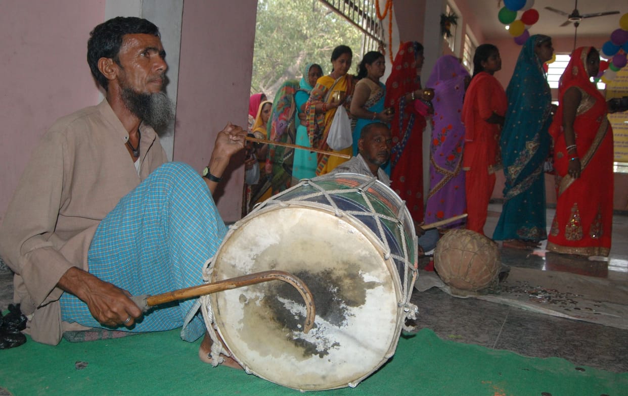 34 वर्षों से देवरही माता मंदिर पर ताशा बजा रहे पुपुन मियां