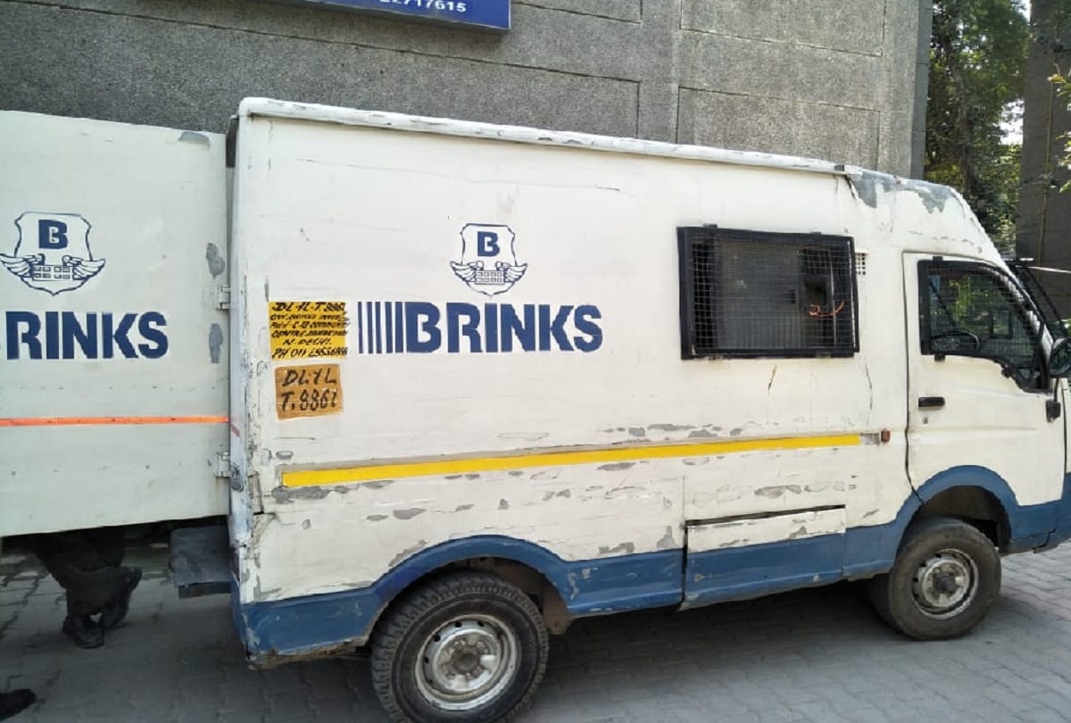 Cash van gunman shot dead on DND in Delhi