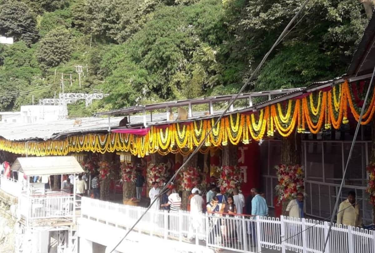 Devotees visit to pray Mata Vaishno devi temple in jammu at Navratri 2018
