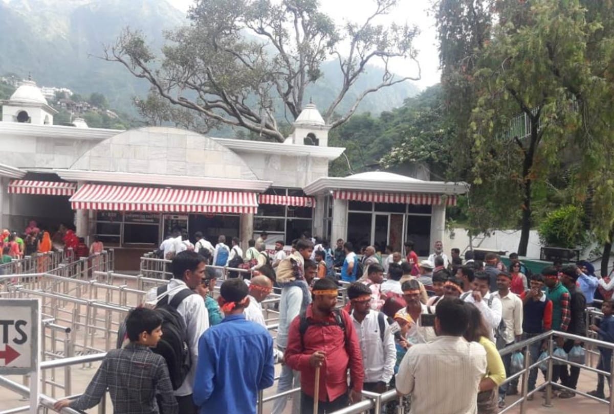 Devotees visit to pray Mata Vaishno devi temple in jammu at Navratri 2018