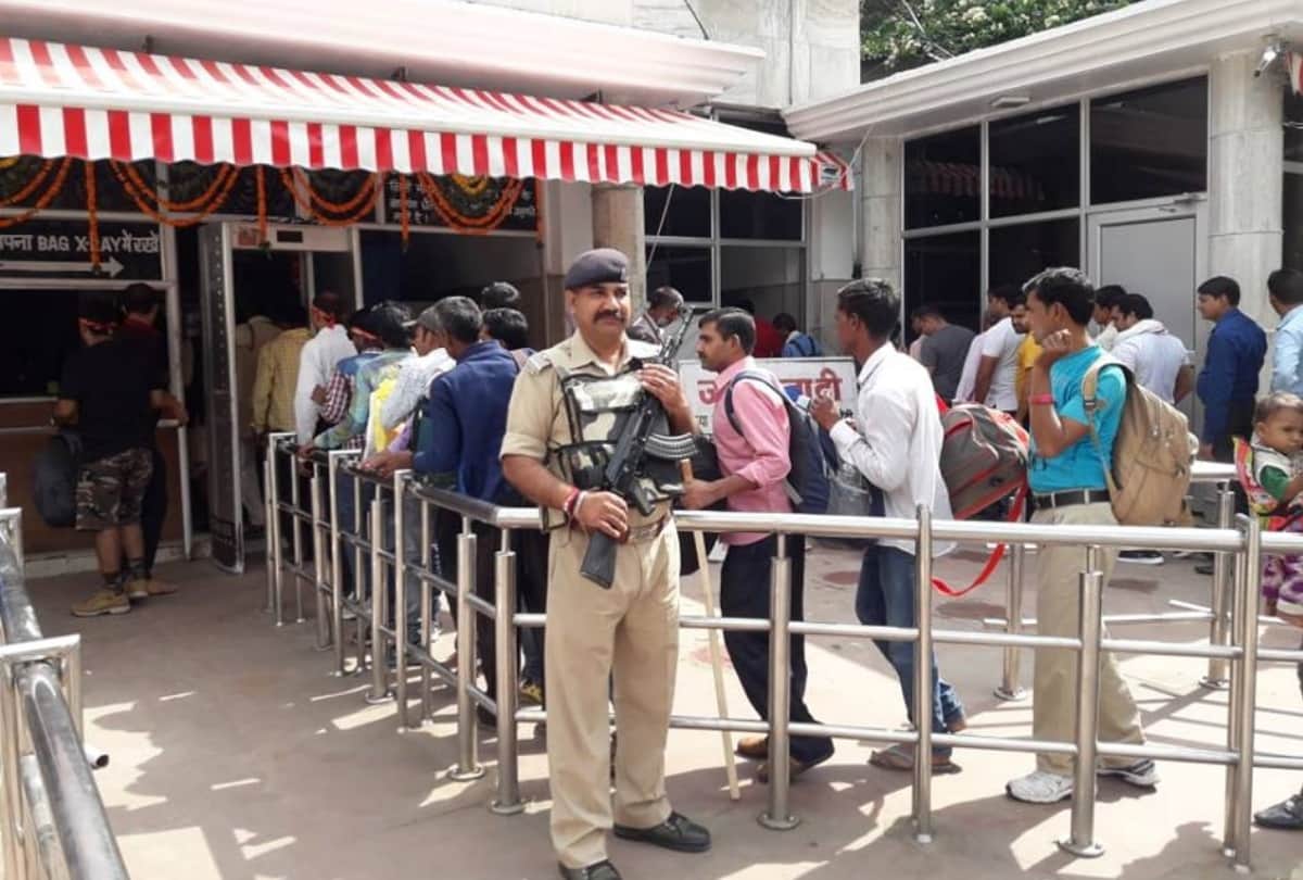 Devotees visit to pray Mata Vaishno devi temple in jammu at Navratri 2018