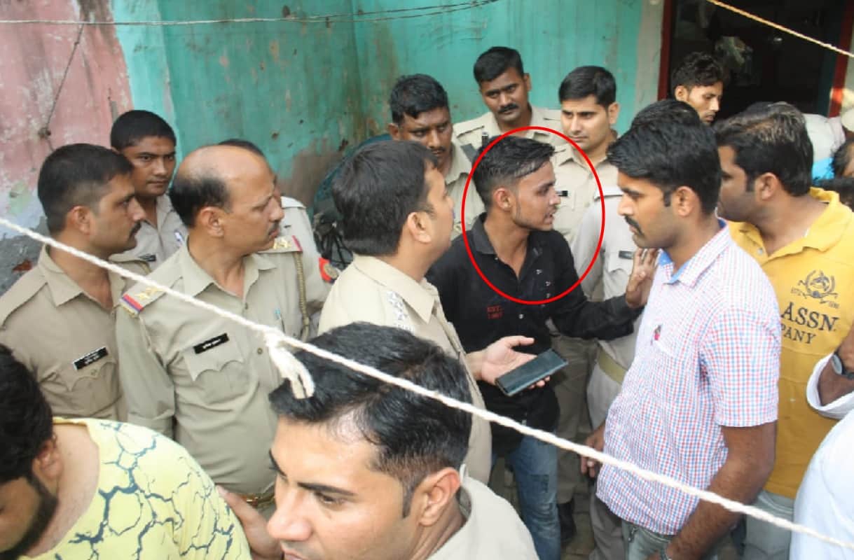 robbry in meerut badmash took two women on gun point 3 arrested