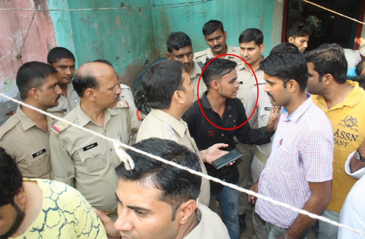 robbry in meerut badmash took two women on gun point 3 arrested