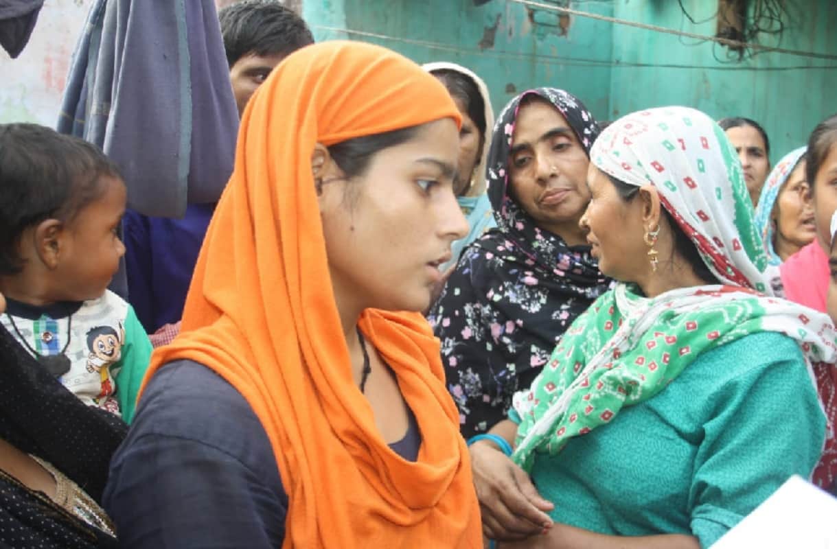 robbry in meerut badmash took two women on gun point 3 arrested
