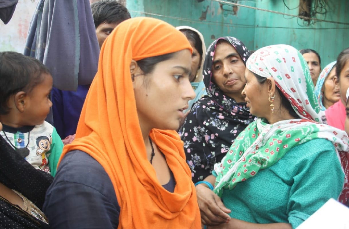 robbry in meerut badmash took two women on gun point 3 arrested
