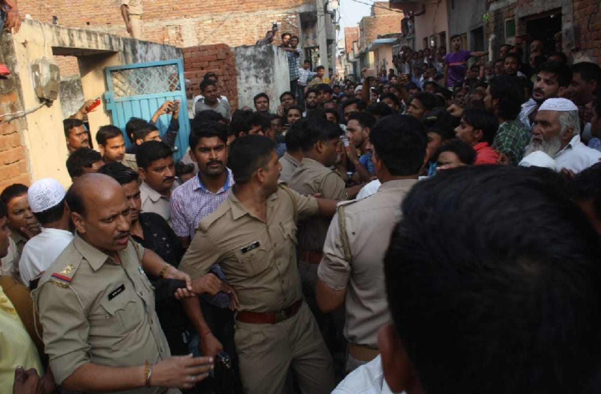 robbry in meerut badmash took two women on gun point 3 arrested