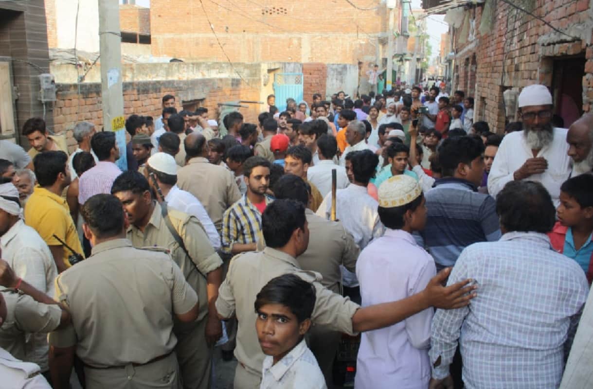 robbry in meerut badmash took two women on gun point 3 arrested