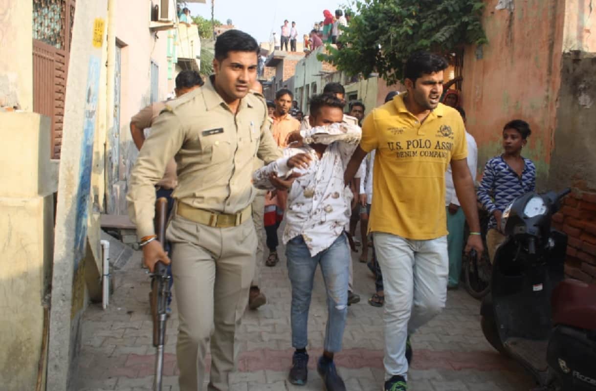 robbry in meerut badmash took two women on gun point 3 arrested