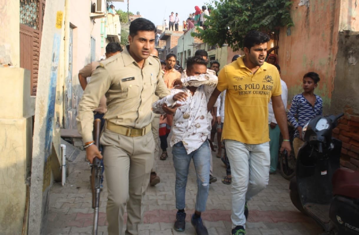 robbry in meerut badmash took two women on gun point 3 arrested