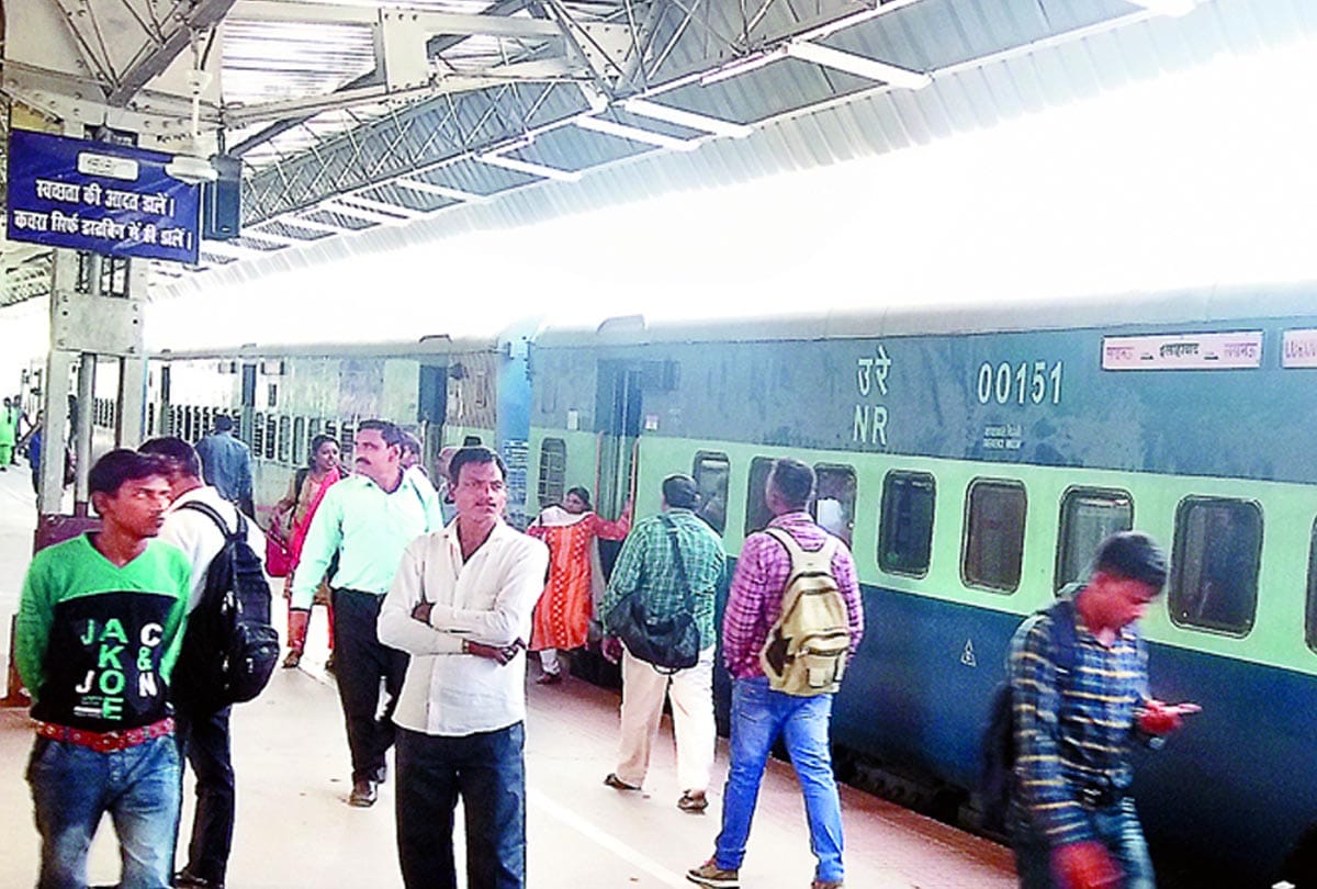 Woman constable dies after getting off moving train