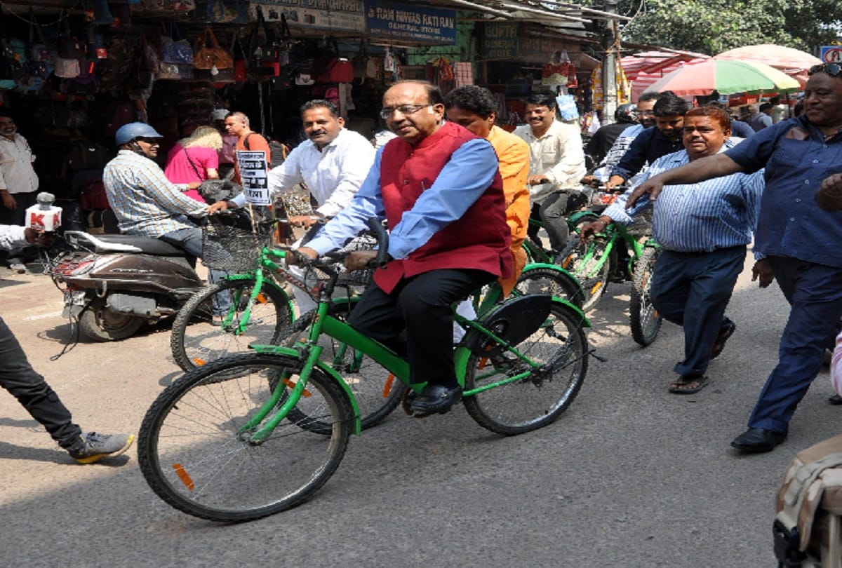 Union minister Vijay Goel run Bicycle against not reduce VAT on petrol-diesel in Delhi