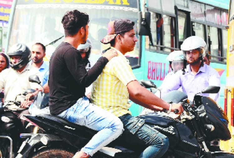 ...हेल्मेट बाजू में, फोन कान पर, बाइक हवा में