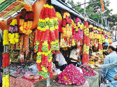 दुर्गा मंदिर के बाहर सजी फूलों व चुनरी की दुकान।